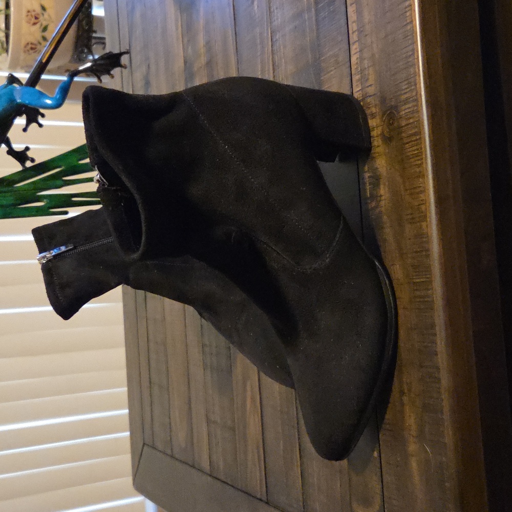 Marc Fisher 8M Booties Like New - Picture 2 of 8